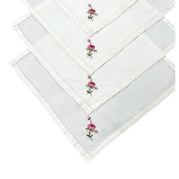 Vintage Linen Napkins Set 4 Delicate Embroidered Corner Flower Pink Green 11x11 - Picture 1 of 9